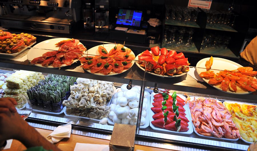 Tapas variadas, uno de los grandes placeres de la gastronomía en Barcelona.