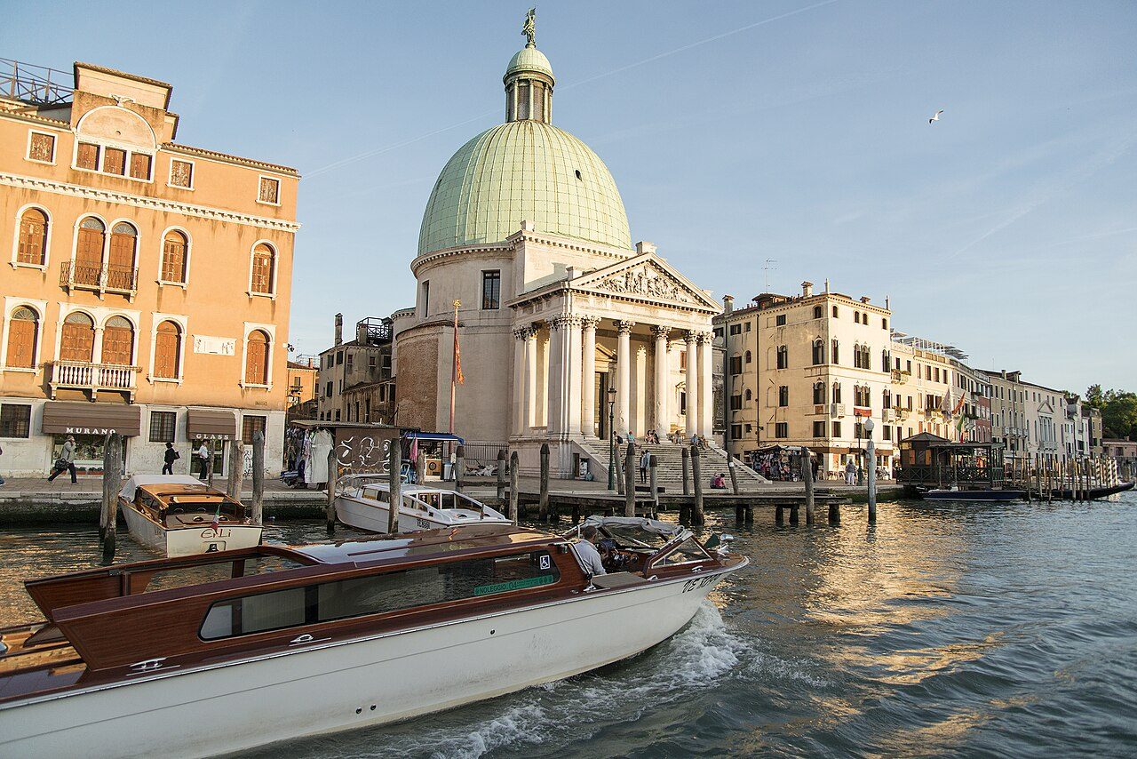 Traslados en Venecia en water taxi por el Gran Canal, la llegada más cómoda desde Marco Polo.
