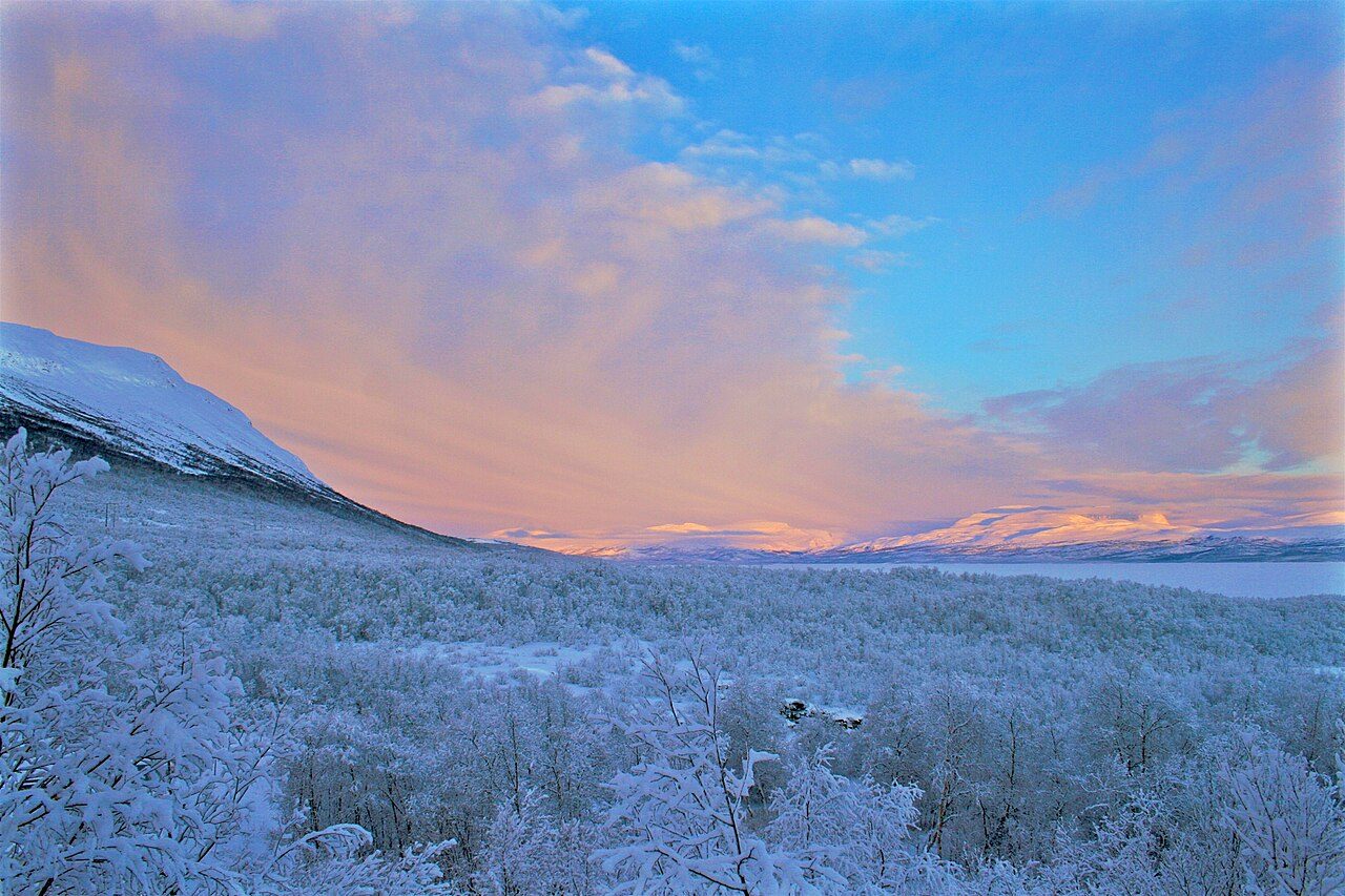 El lago Torneträsk y las montañas del Parque Nacional Abisko