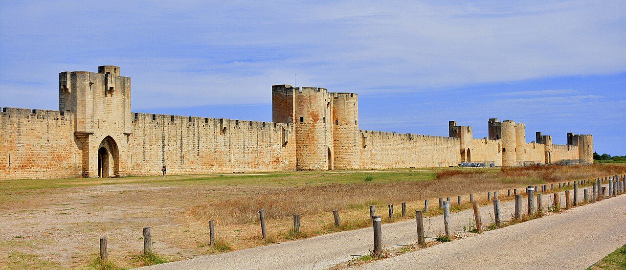 Callejear gratis por el casco histórico también entra en qué ver en Aigues-Mortes