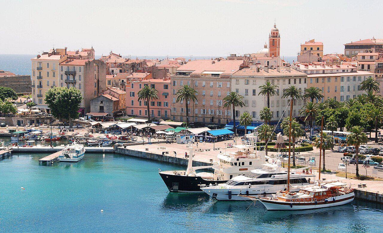 El puerto de Ajaccio, punto de partida para descubrir qué ver en la capital de Córcega