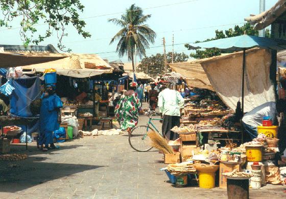 El colorido y caótico Albert Market, uno de los grandes atractivos que ver en Banjul