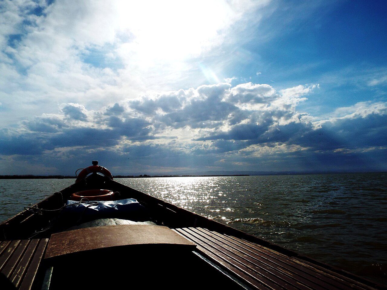 Paseo en barca al atardecer, uno de los planes que ver en El Saler y la Albufera