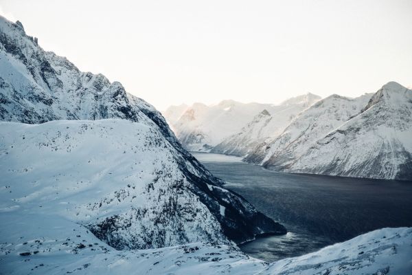 Vista del casco histórico de Ålesund, con su arquitectura art nouveau junto al agua