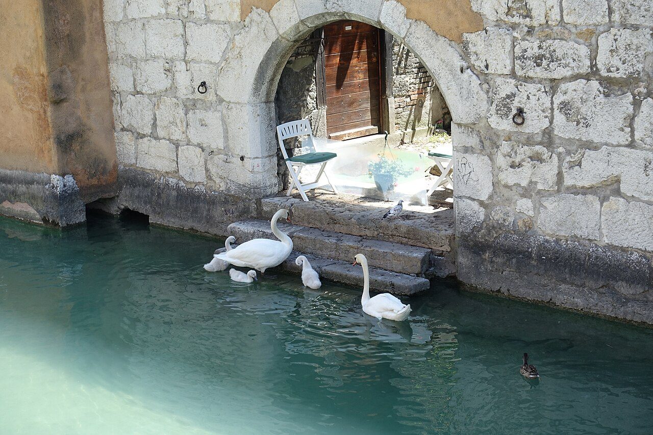 Los canales del casco antiguo, la imagen más icónica de qué ver en Annecy