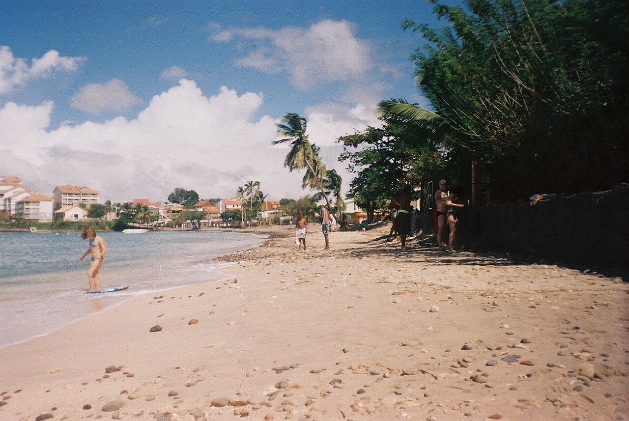 Aguas tranquilas de Anse Mitan, la playa principal de Les Trois Ilets