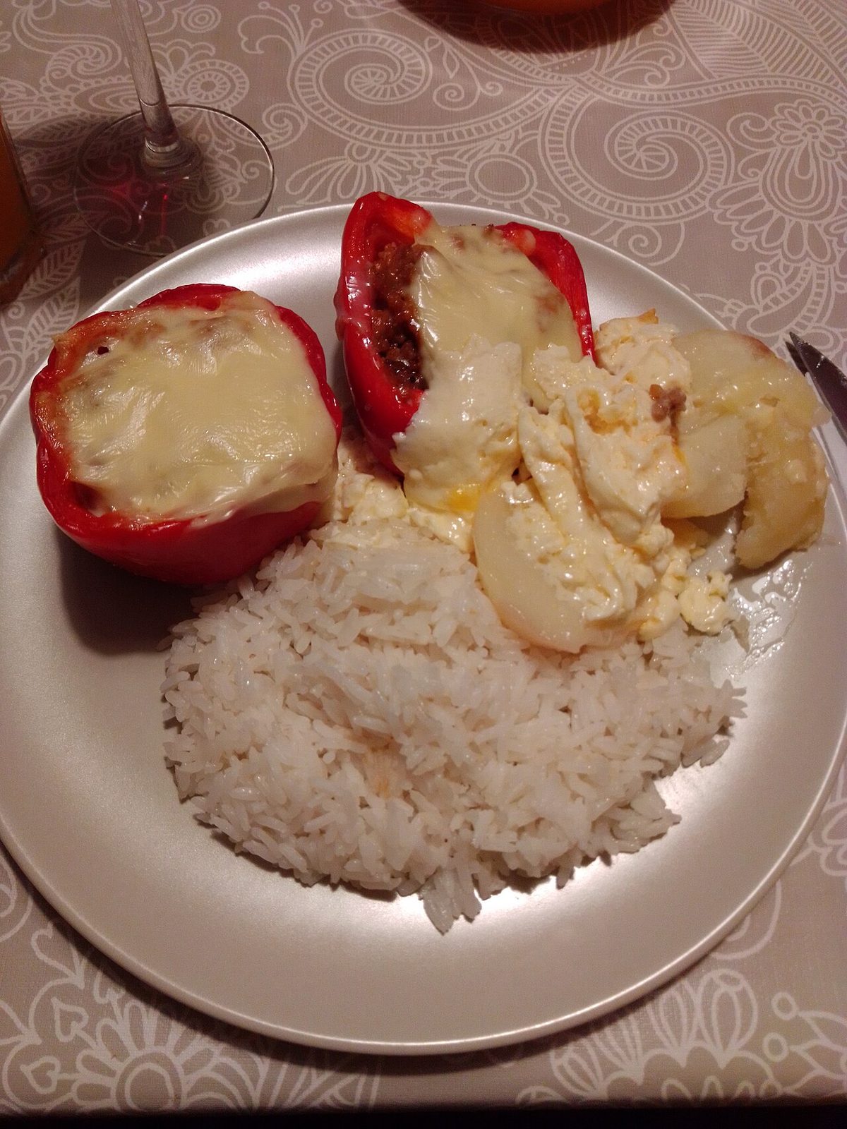 Platos típicos de la gastronomía en Arequipa, como el rocoto relleno y el chupe de camarones.