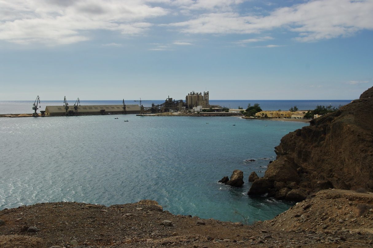 Vista del puerto pesquero de Arguineguín, punto de partida para descubrir qué ver en la zona