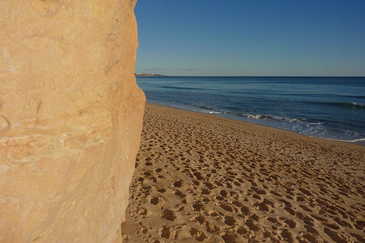 La playa dorada de Armação de Pêra, punto de partida ideal para ver el Algarve