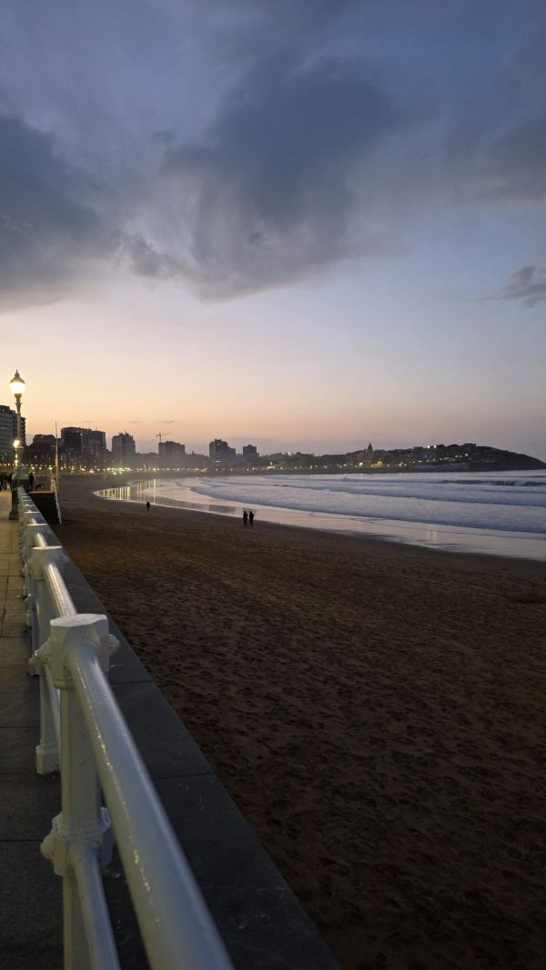 El entorno de acantilados verdes que rodea Lastres, ideal para excursiones cercanas