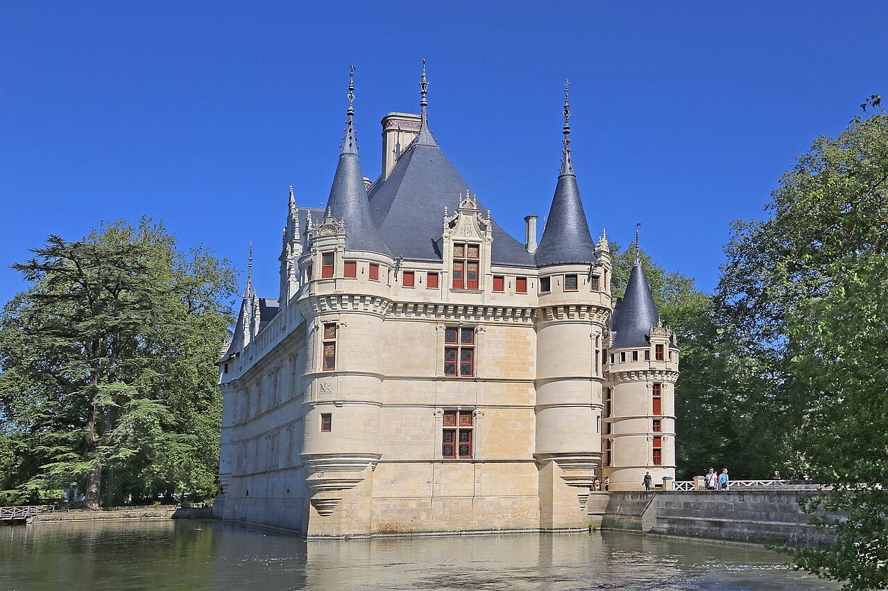 Interiores renacentistas en la visita del castillo de Azay Le Rideau