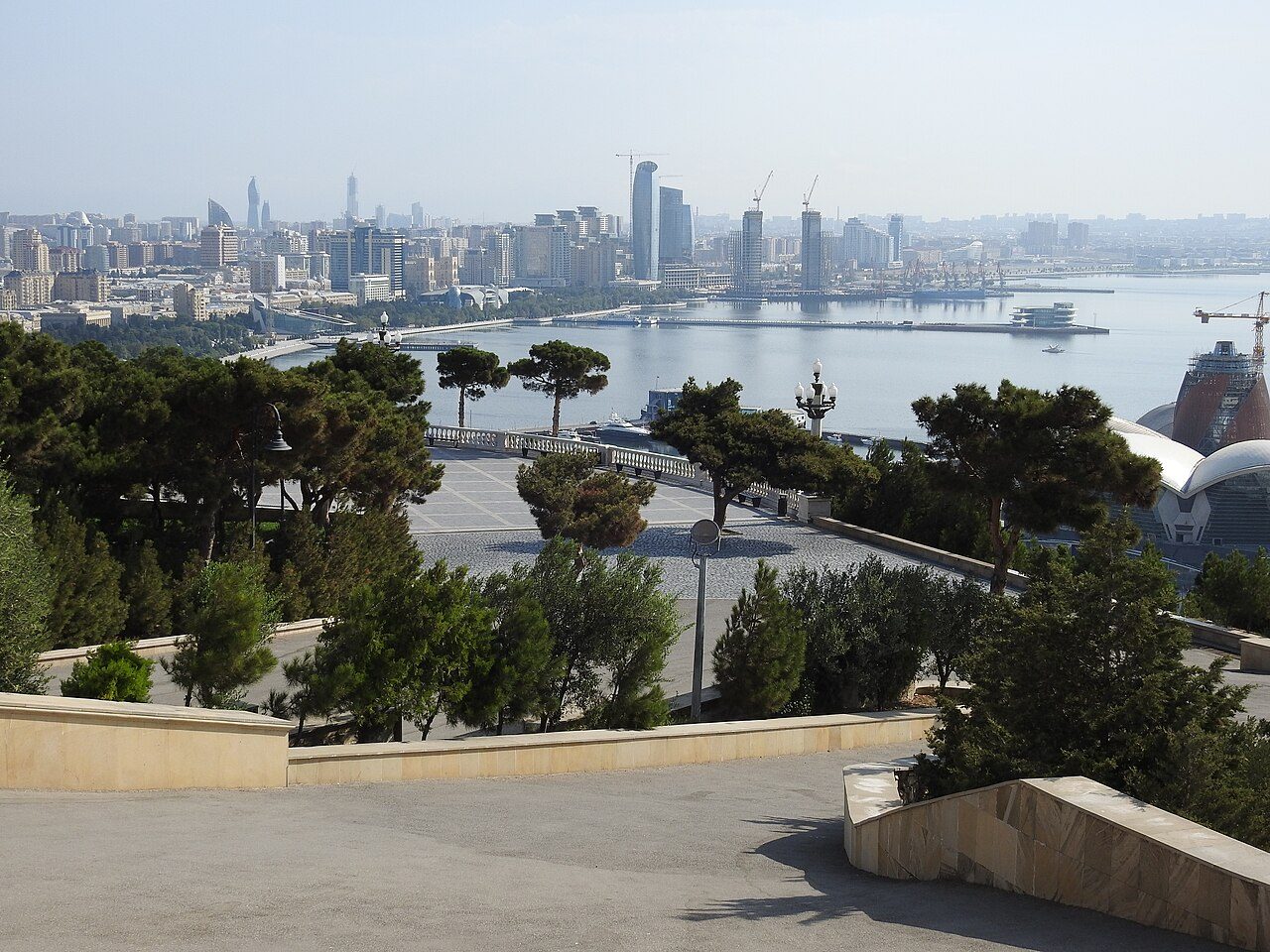 Vista panorámica de Bakú, la capital de Azerbaiyán junto al mar Caspio