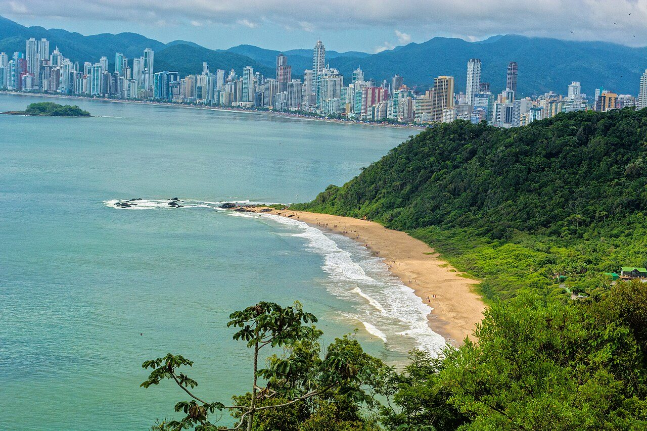 La línea de rascacielos frente a la playa, imagen imprescindible de qué ver en Balneário Camboriú
