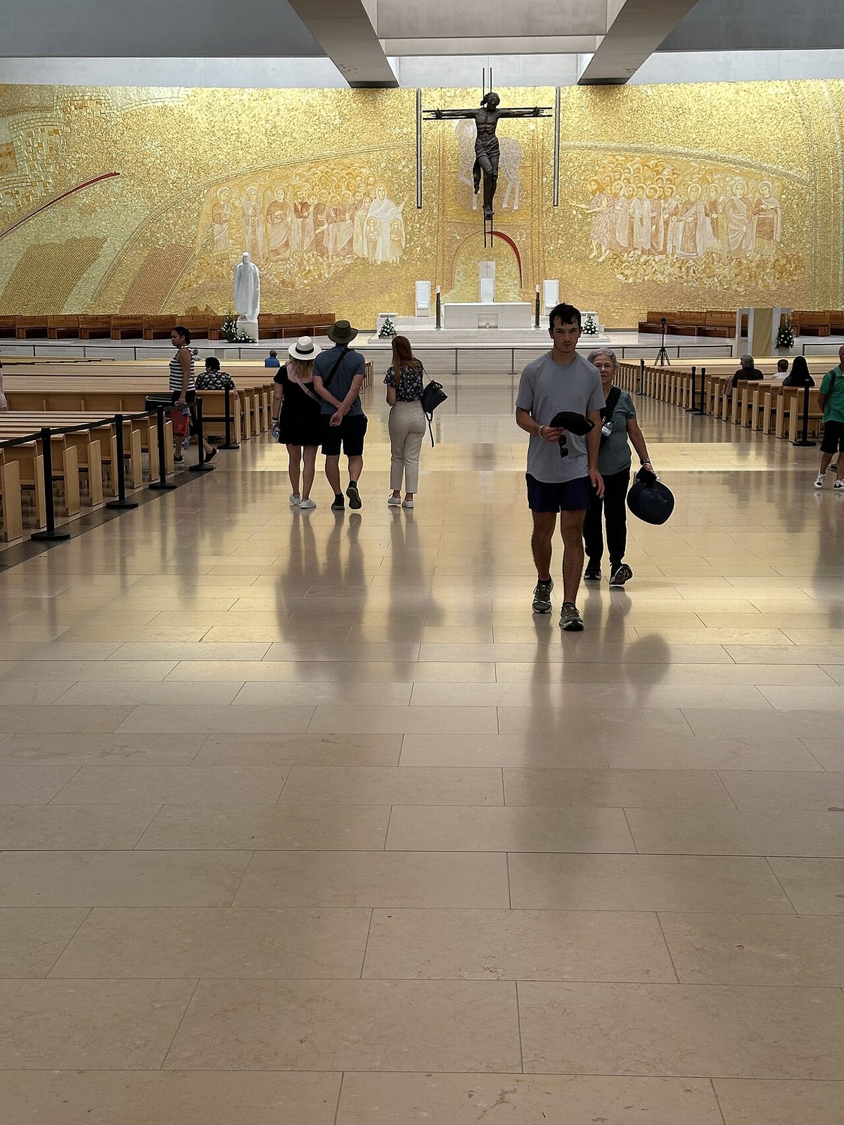 La moderna Basílica de la Santísima Trinidad, una de las paradas clave de qué ver en Fátima.