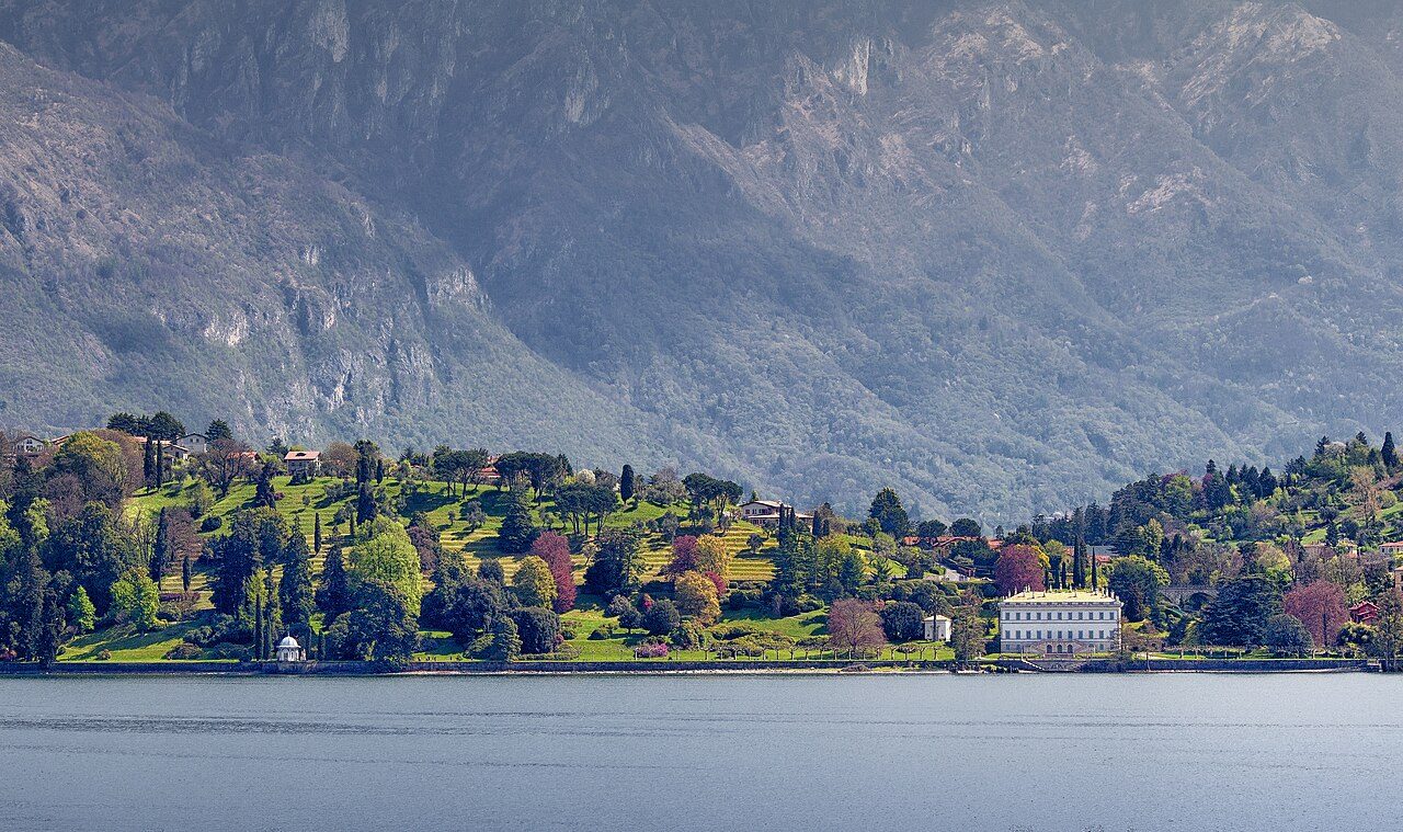 Bellagio, la Perla del Lago de Como, con sus casas de colores junto al agua