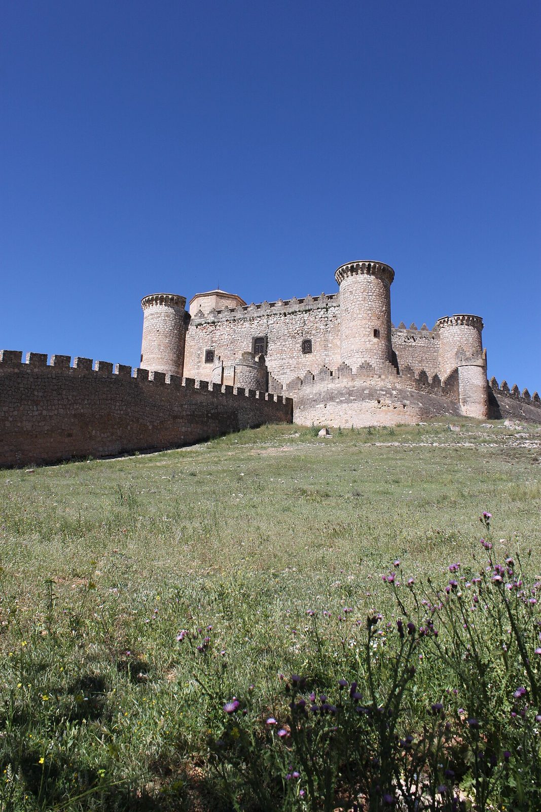 Vista del castillo medieval al llegar a Belmonte, en Cuenca