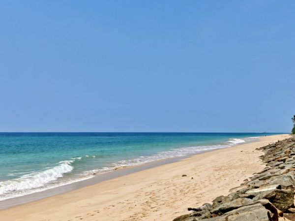 La larga playa dorada es lo primero que ver en Bentota al llegar.