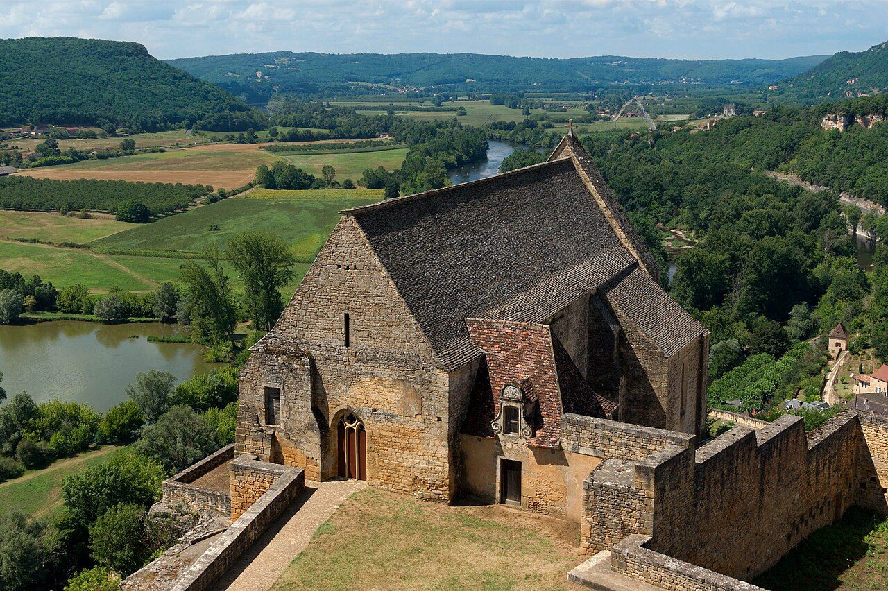 El castillo de Beynac sobre el río, una de las mejores excursiones desde Sarlat