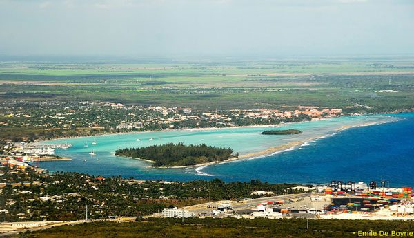 La tranquila playa turquesa es lo primero que ver en Boca Chica
