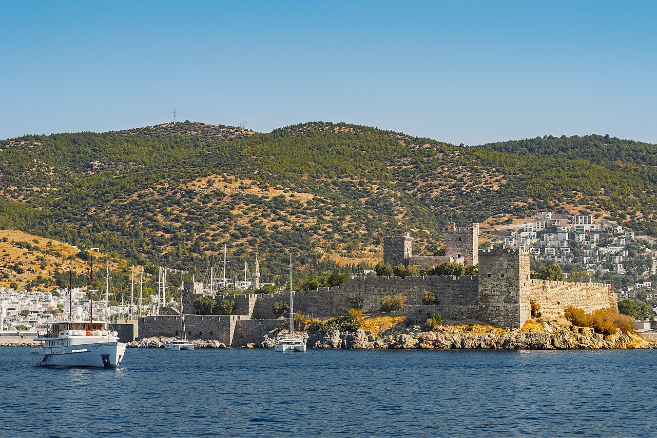 El Castillo de San Pedro presidiendo el puerto, uno de los imprescindibles que ver en Bodrum.
