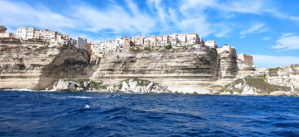 Los acantilados de Bonifacio, protagonistas del paseo en barco desde Santa Teresa Gallura
