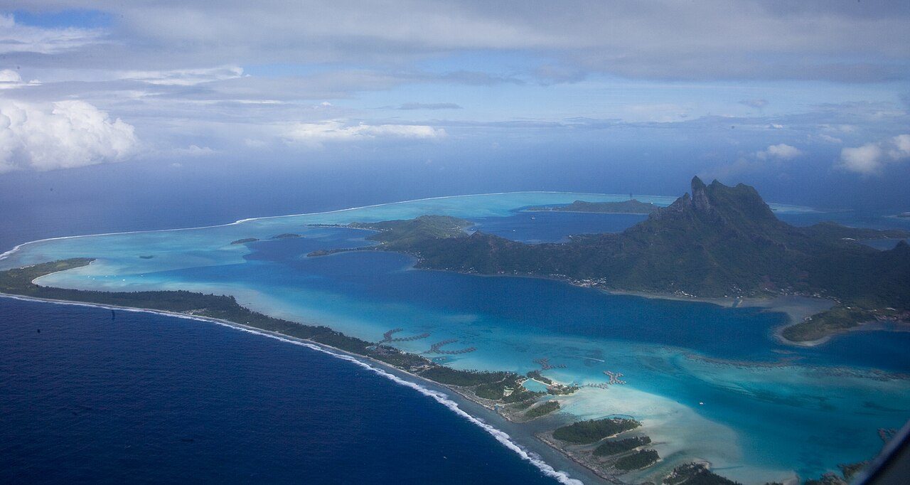 Vista aérea de la laguna turquesa, lo primero que verás al llegar a Bora Bora