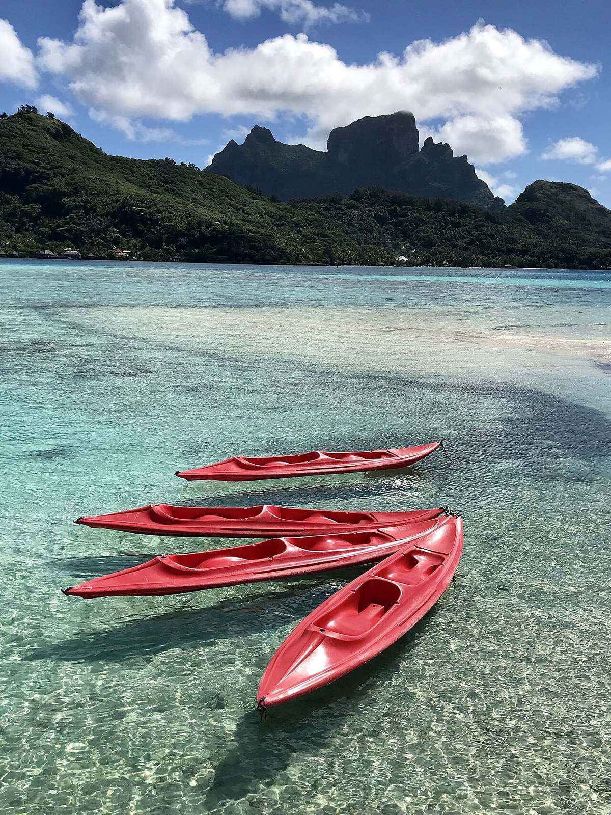 Paseo en barco por Bora Bora con el monte Otemanu al fondo, uno de los cruceros más populares de la isla.