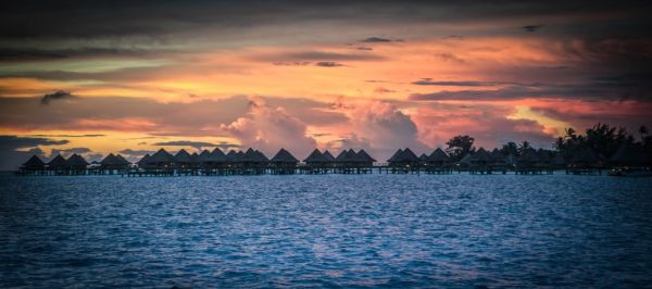 Atardecer sobre la laguna, el mejor momento para un crucero en Bora Bora