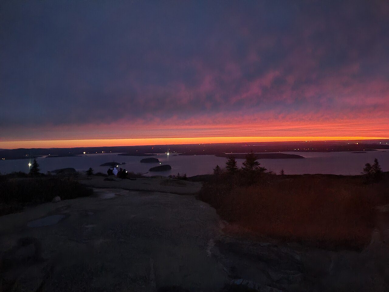 Amanecer desde Cadillac Mountain, uno de los mejores planes que hacer cerca de Bar Harbor