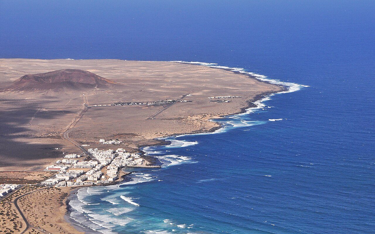 Las calles de arena de Caleta de Famara, uno de los grandes encantos que ver en el pueblo