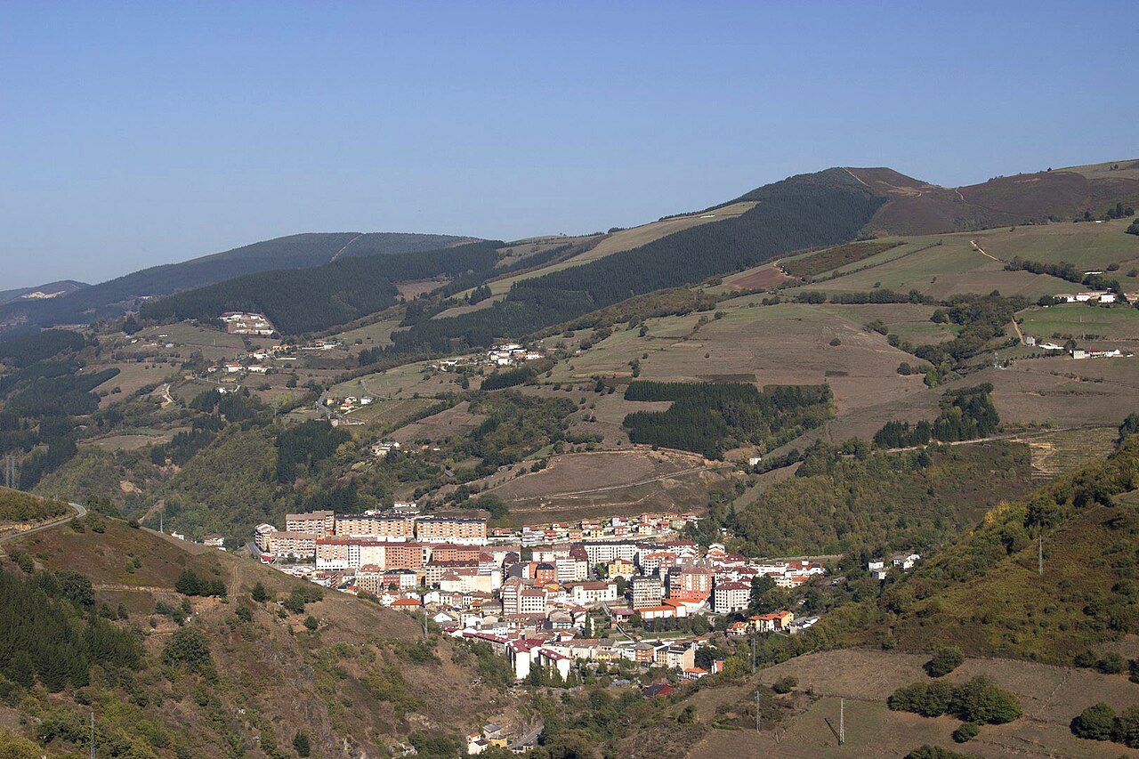 Panorámica del casco histórico, uno de los imprescindibles que ver en Cangas del Narcea