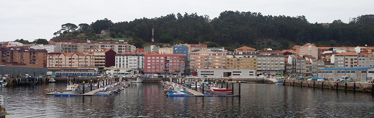 Vista del puerto de Cangas do Morrazo, punto de partida para descubrir qué ver en la zona