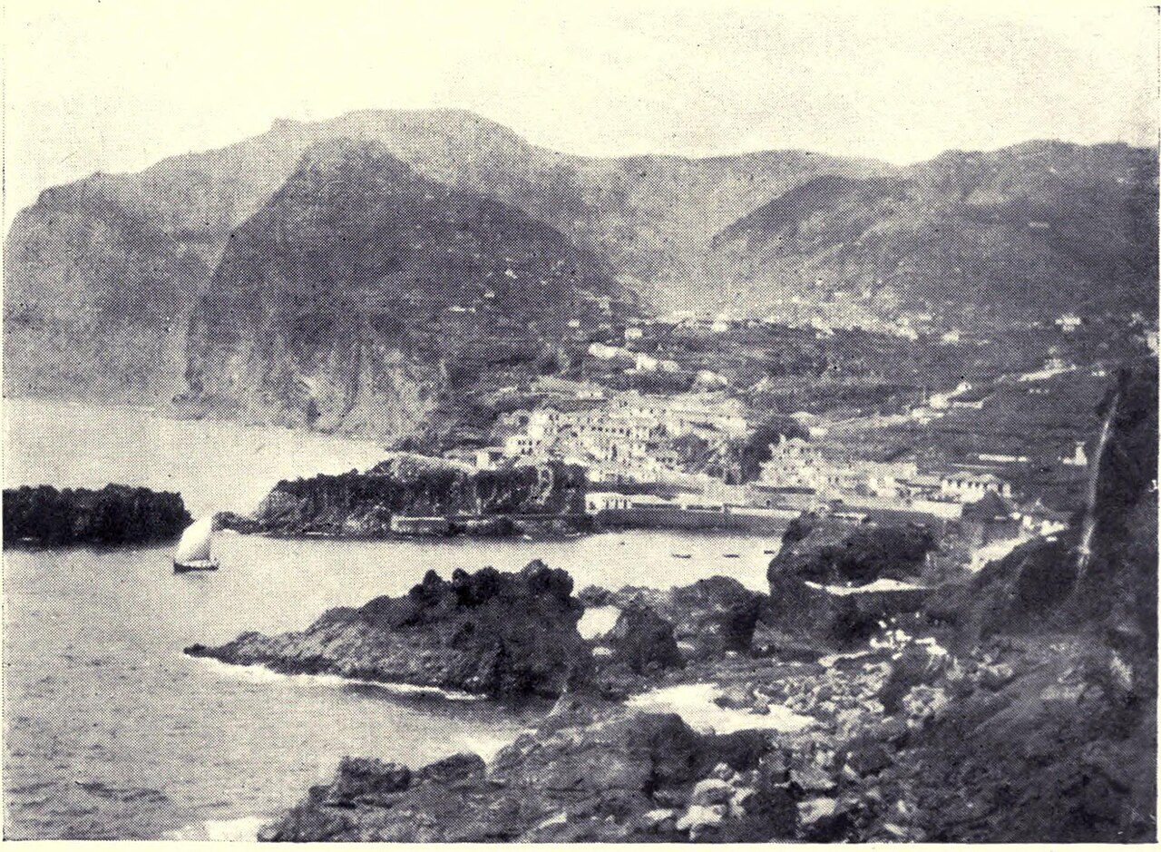 Vista del pueblo pesquero de Caniçal, tu base para explorar el este de Madeira