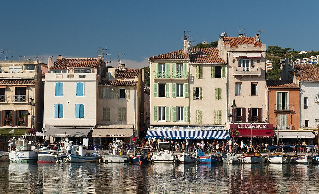 El puerto de Cassis, el corazón del pueblo y punto de partida para ver las calanques