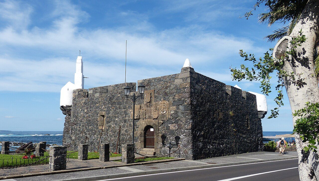 El Castillo de San Miguel, superviviente de la erupción de 1706, en Garachico.