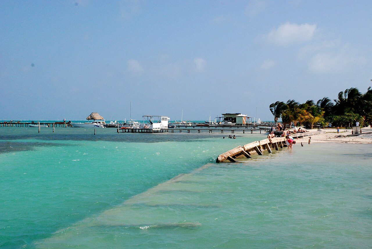 Aguas turquesas y ambiente relajado: la esencia de qué ver en Cayo Corker