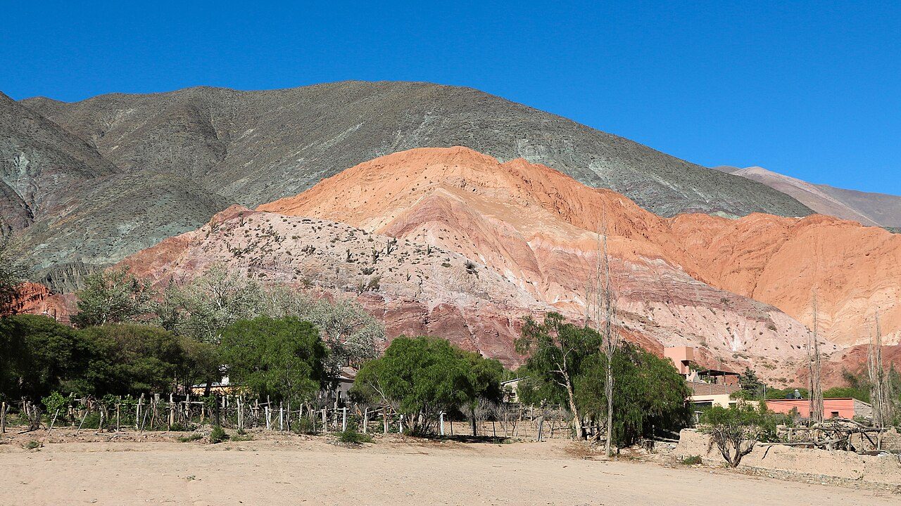 Qué ver en Purmamarca: el icónico Cerro de los Siete Colores al amanecer
