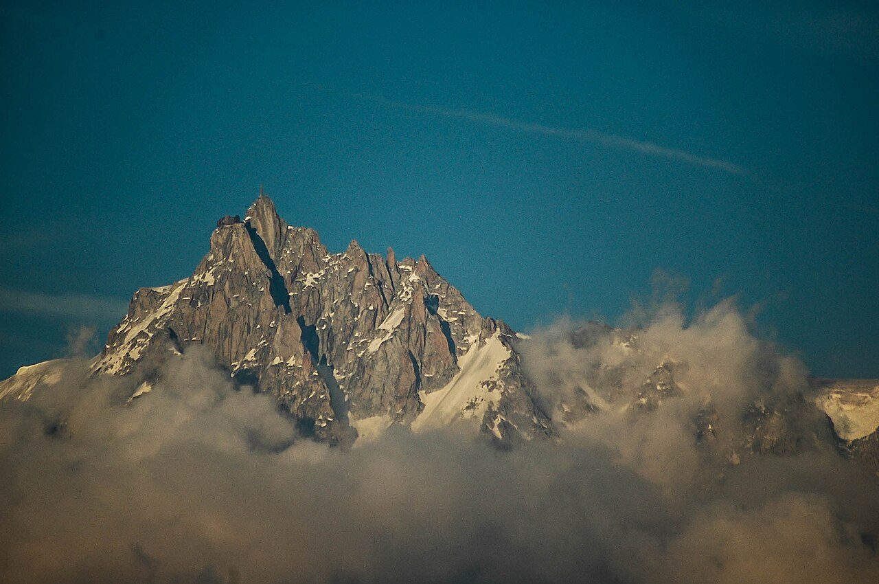 Vistas del pueblo de Chamonix Mont Blanc con el macizo al fondo