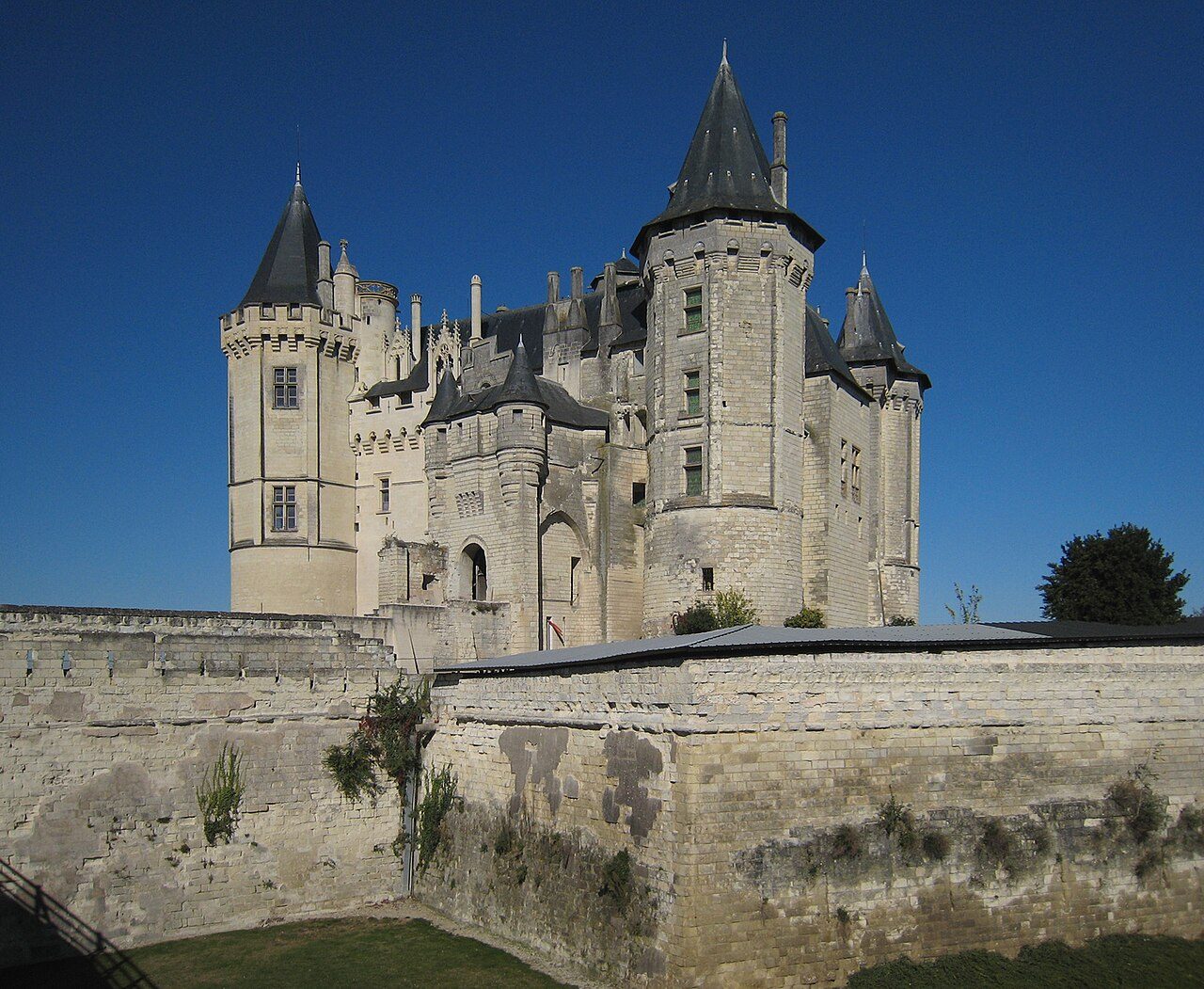 El Castillo de Saumur dominando el río Loira, una de las estampas clásicas que ver en Saumur