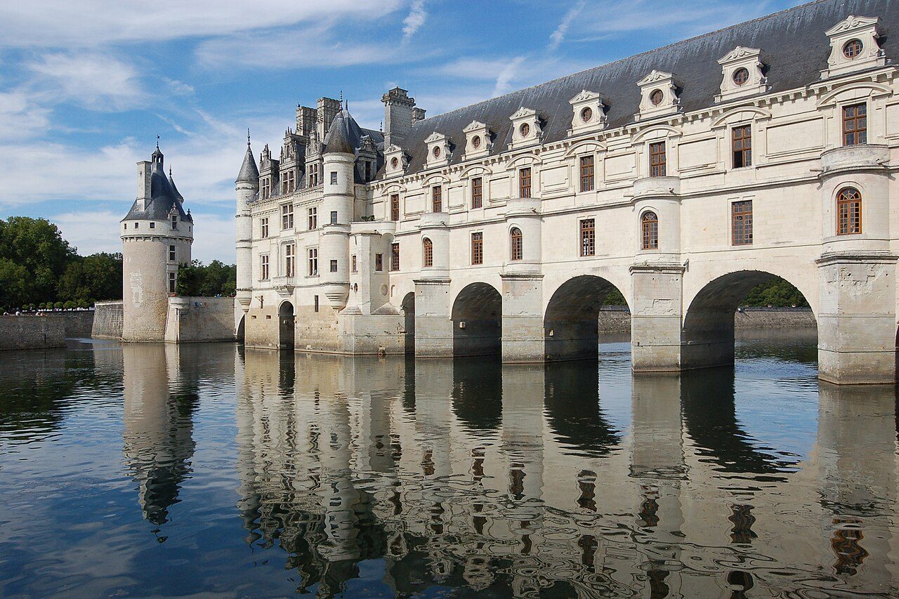 El castillo de Chenonceaux reflejado sobre el río Cher, la imagen que resume qué ver en Chenonceaux.