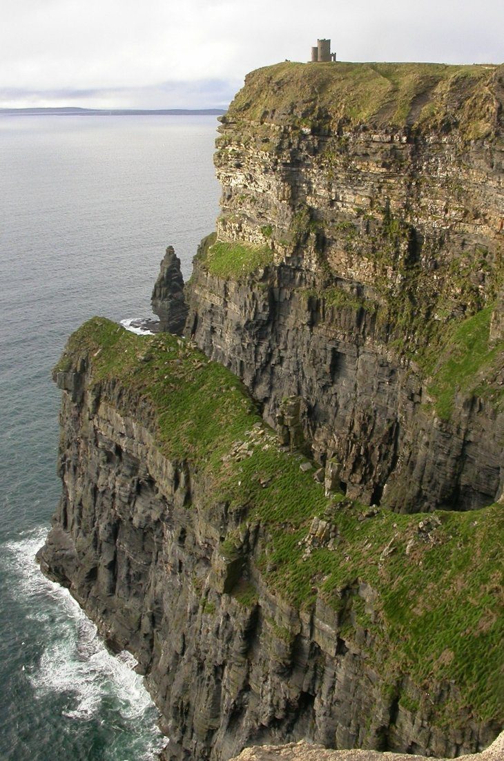 Cruceros y barcos en Doolin navegando bajo los acantilados de Moher