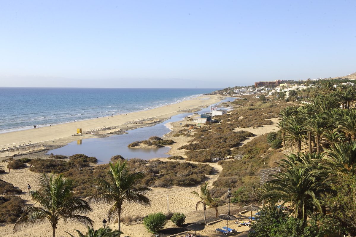 Vistas de la playa al llegar a Costa Calma, en el sur de Fuerteventura