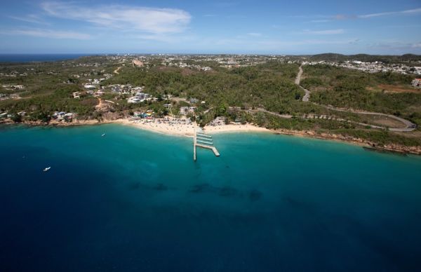 Qué ver en Aguadilla: las aguas turquesa y los botes de la playa de Crash Boat