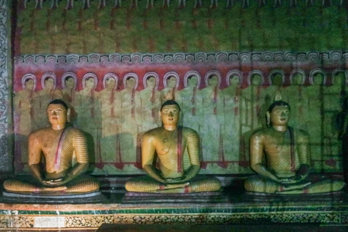 Interior de las cuevas rupestres de Dambulla, con sus Budas y frescos.