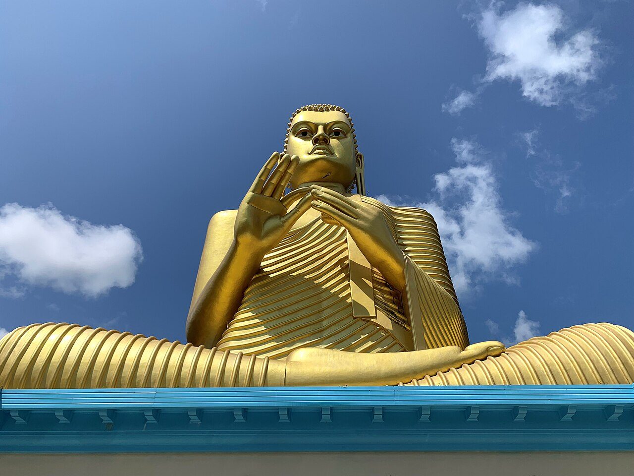 El gran Buda dorado a los pies de la colina de Dambulla.