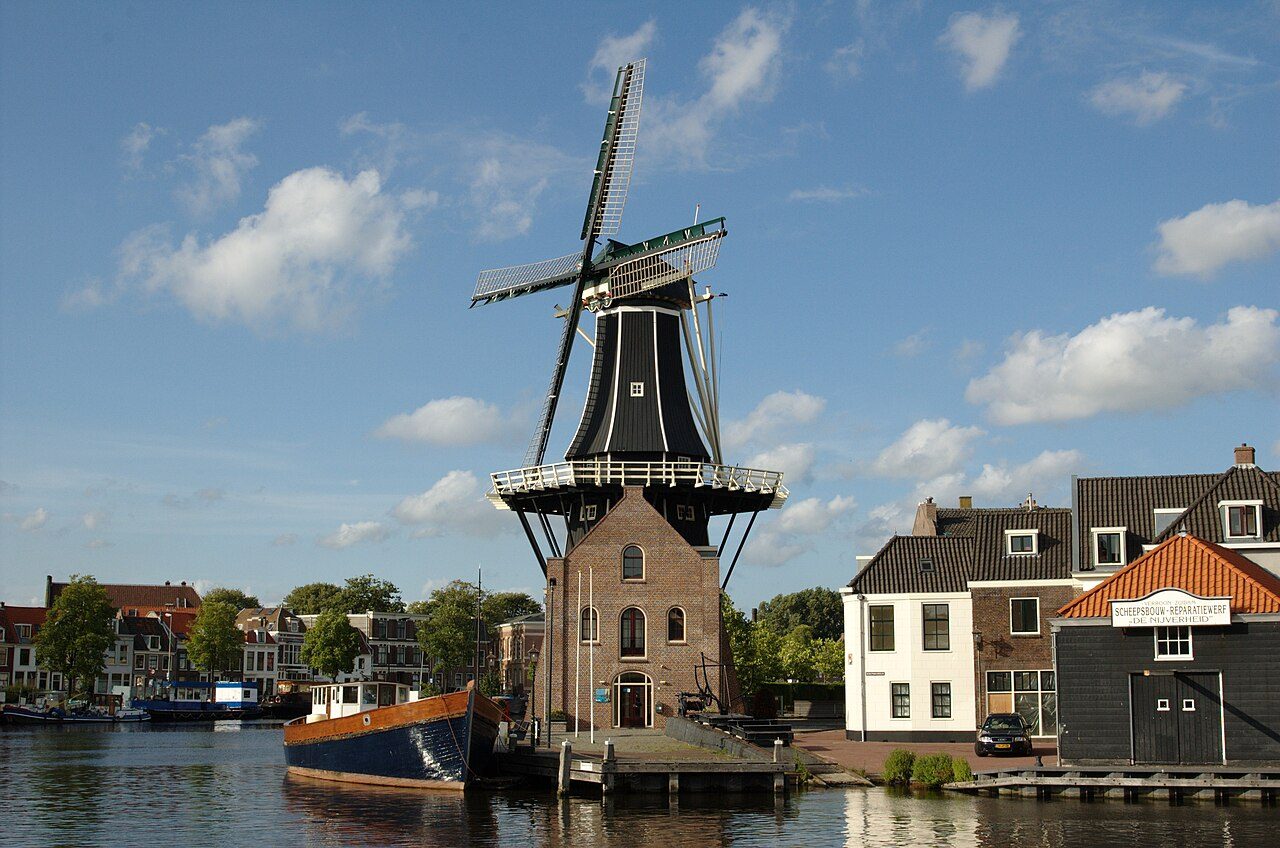 El Molino de Adriaan junto al río, una de las estampas clásicas que ver en Haarlem