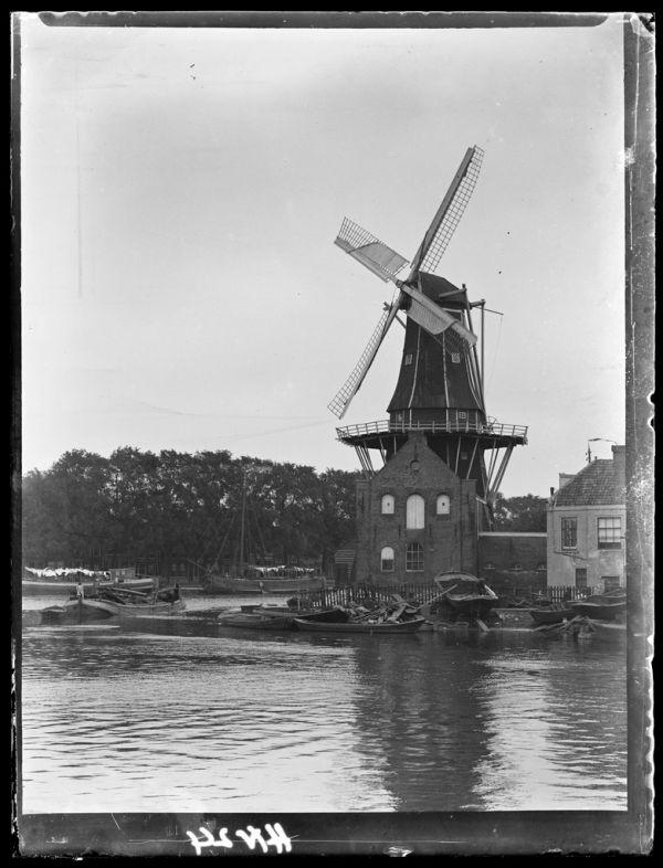 El Molino de Adriaan junto al río, una de las estampas clásicas que ver en Haarlem