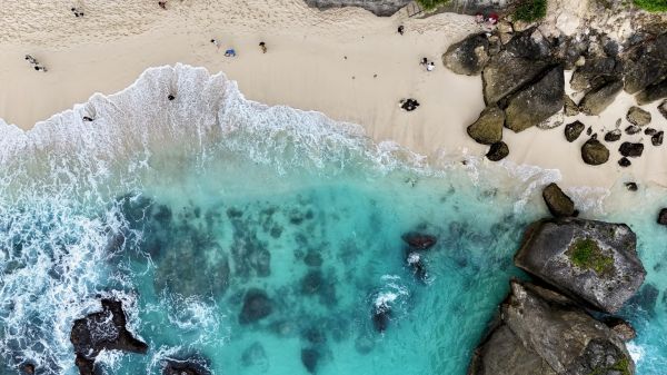 Diamond Beach y sus acantilados, imprescindible en la zona este de Nusa Penida