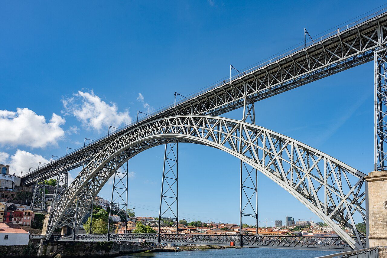 El puente Don Luis I al atardecer, símbolo de qué ver en Vila Nova de Gaia