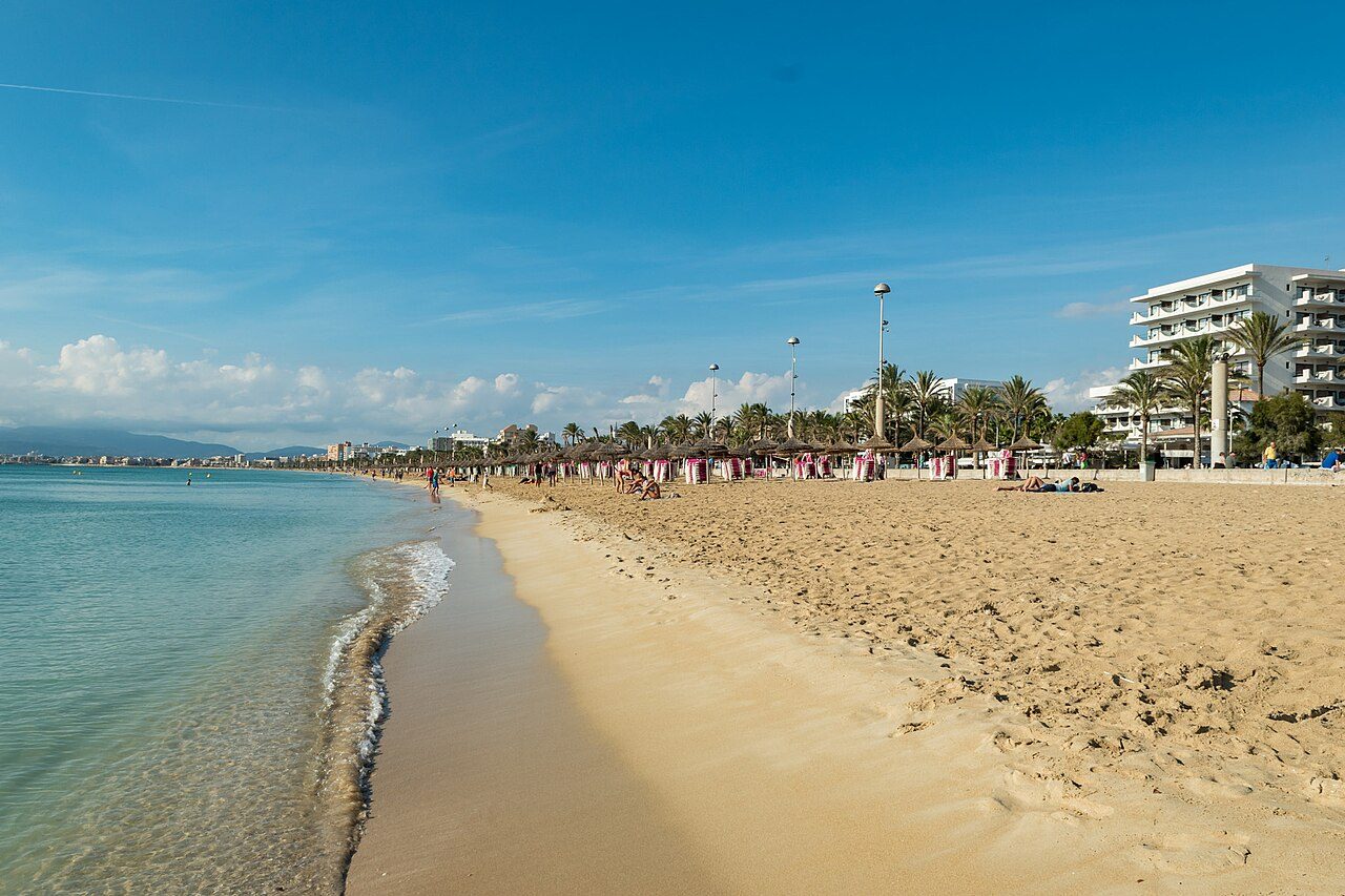 La larga playa de arena fina es lo primero que ver en El Arenal